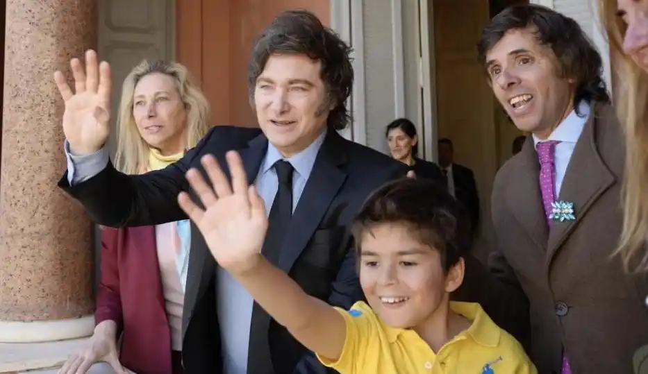 Pedro en el balcón de la Casa Rosada con Milei.