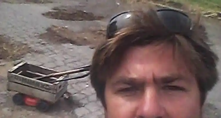 Vecino solidario: Macenet tapó baches en la colectora de la ruta 9