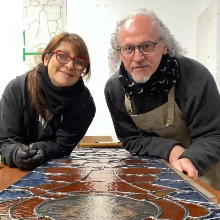 Graciela Babaman Costa y Pablo Schapira son los responsables de restaurar los vitrales de las puertas cancel de la Catedral de los Santos Pedro y Cecilia