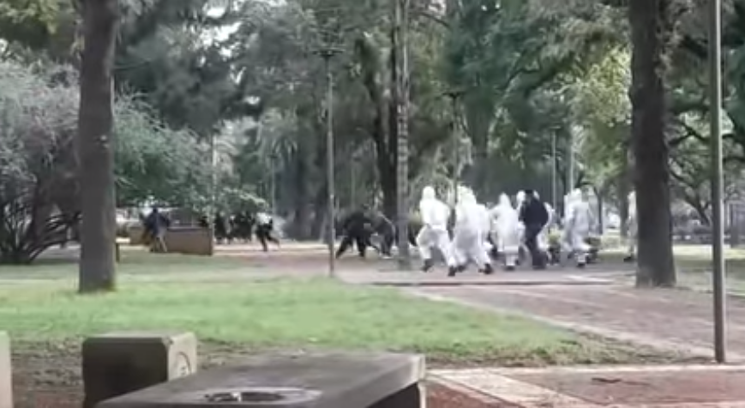 Video: impactante operativo en una plaza para atrapar a un grupo de jóvenes