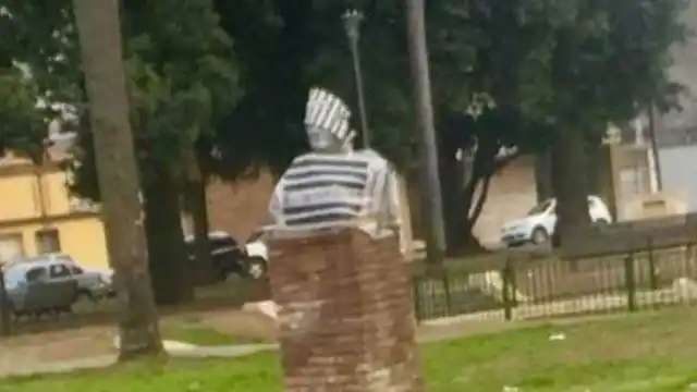 El busto de Kirchner en las Cuatro Plazas fue pintado a rayas