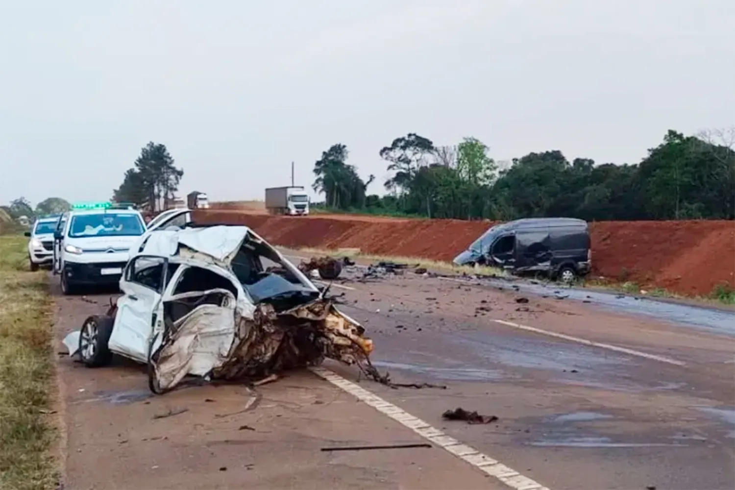 Dos autos chocaron de frente en la ruta 14: sus conductores están en estado crítico