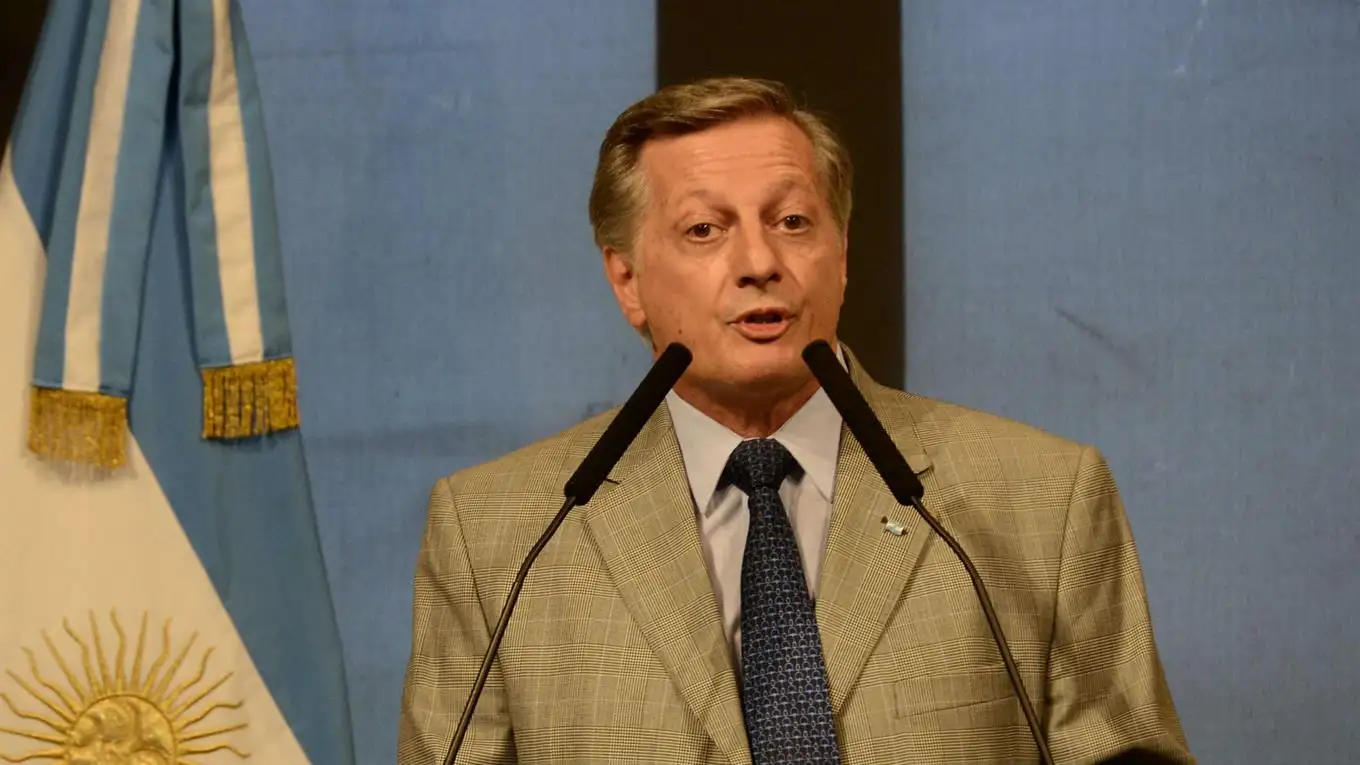 Aranguren contradice a Prat-Gay: No descartó más subas de luz