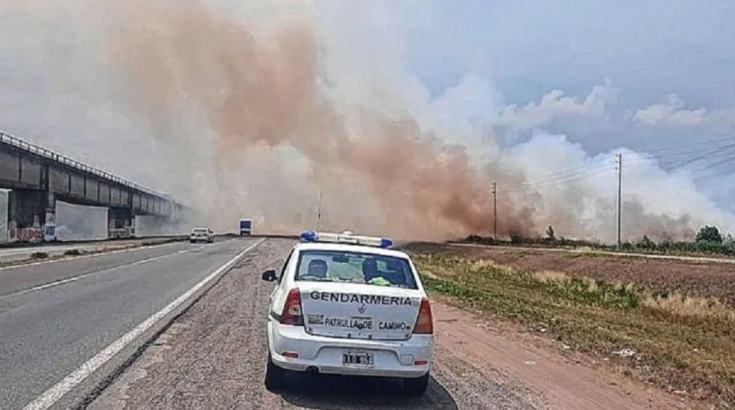 Por el intenso humo, hay demoras en el tránsito en el Puente Zárate - Brazo Largo