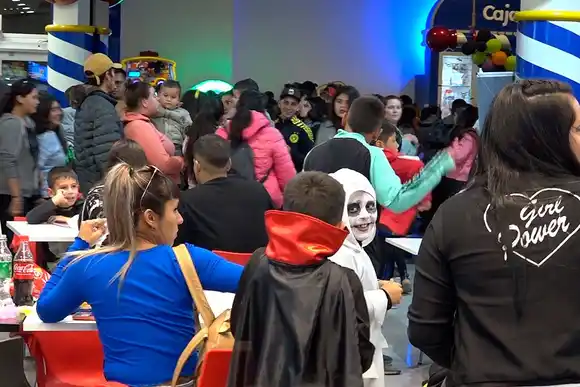Para Halloween, el paseo del Hiper se llenó de terror: “No pensamos que iba a explotar así”