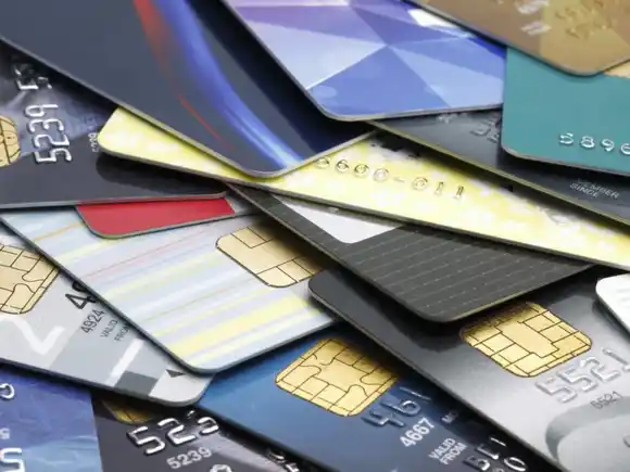 Mientras se enfría la economía, se modera el crecimiento de los préstamos al consumo y el uso de tarjetas de crédito