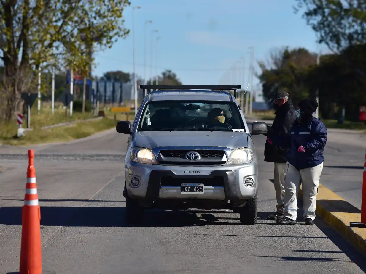 Controles en accesos: la delgada línea entre quienes cooperan y los que tratan de huir