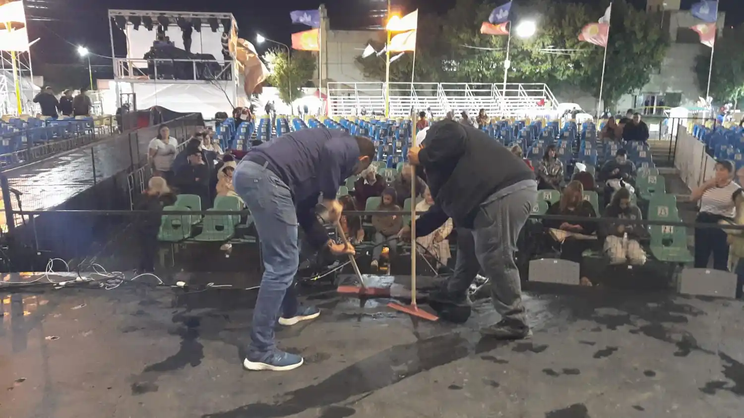 El intendente Garate colabora con la limpieza del Escenario y confirmó que la fiesta sigue