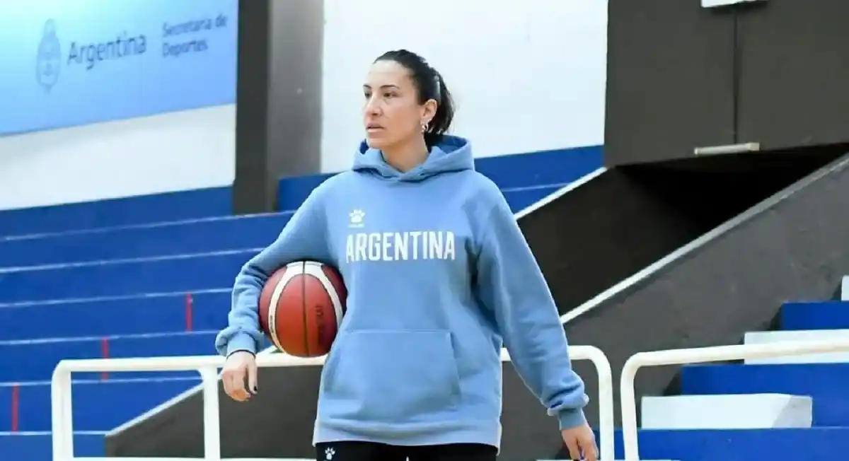 Daiana Di Benedetto con la indumentaria argentina.