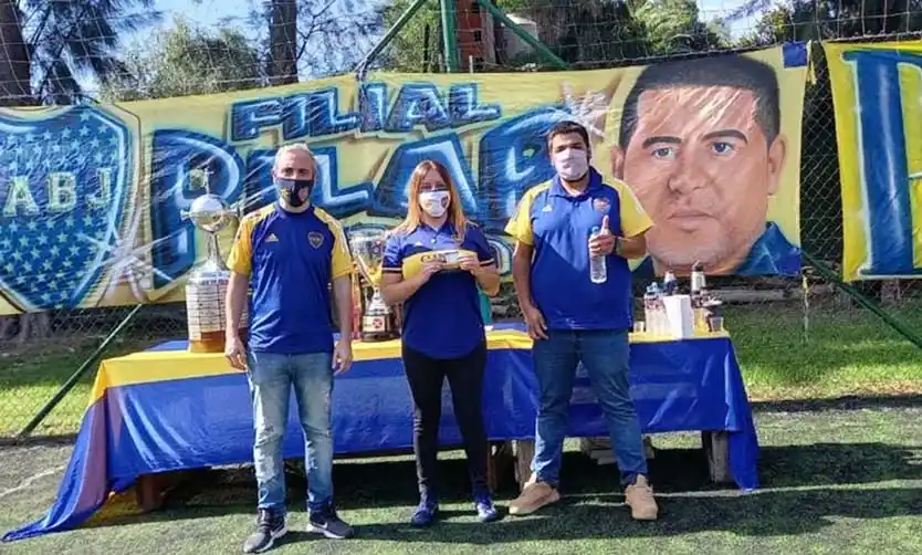 Sebastián Pitronaci y Alejandro Cosentino haciendo entrega de un carnet de socia activa.