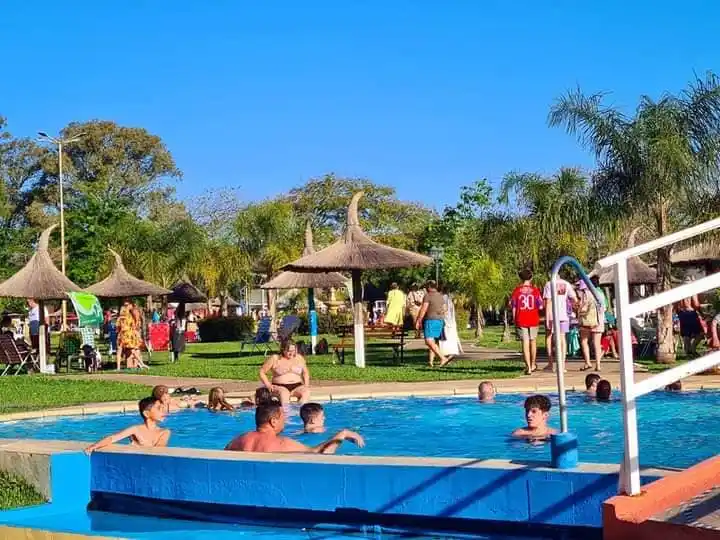Pese a las inundaciones por la crecida del río Uruguay garantizan la actividad turística