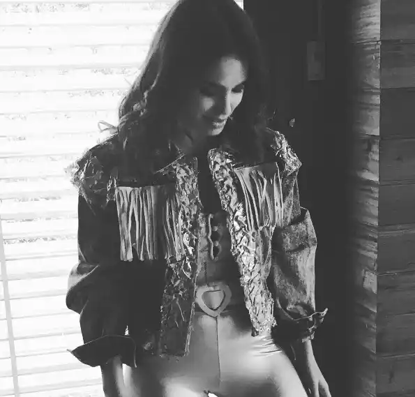 El look ochentoso de Lali para interpretar a una vedette en la serie de Sandro