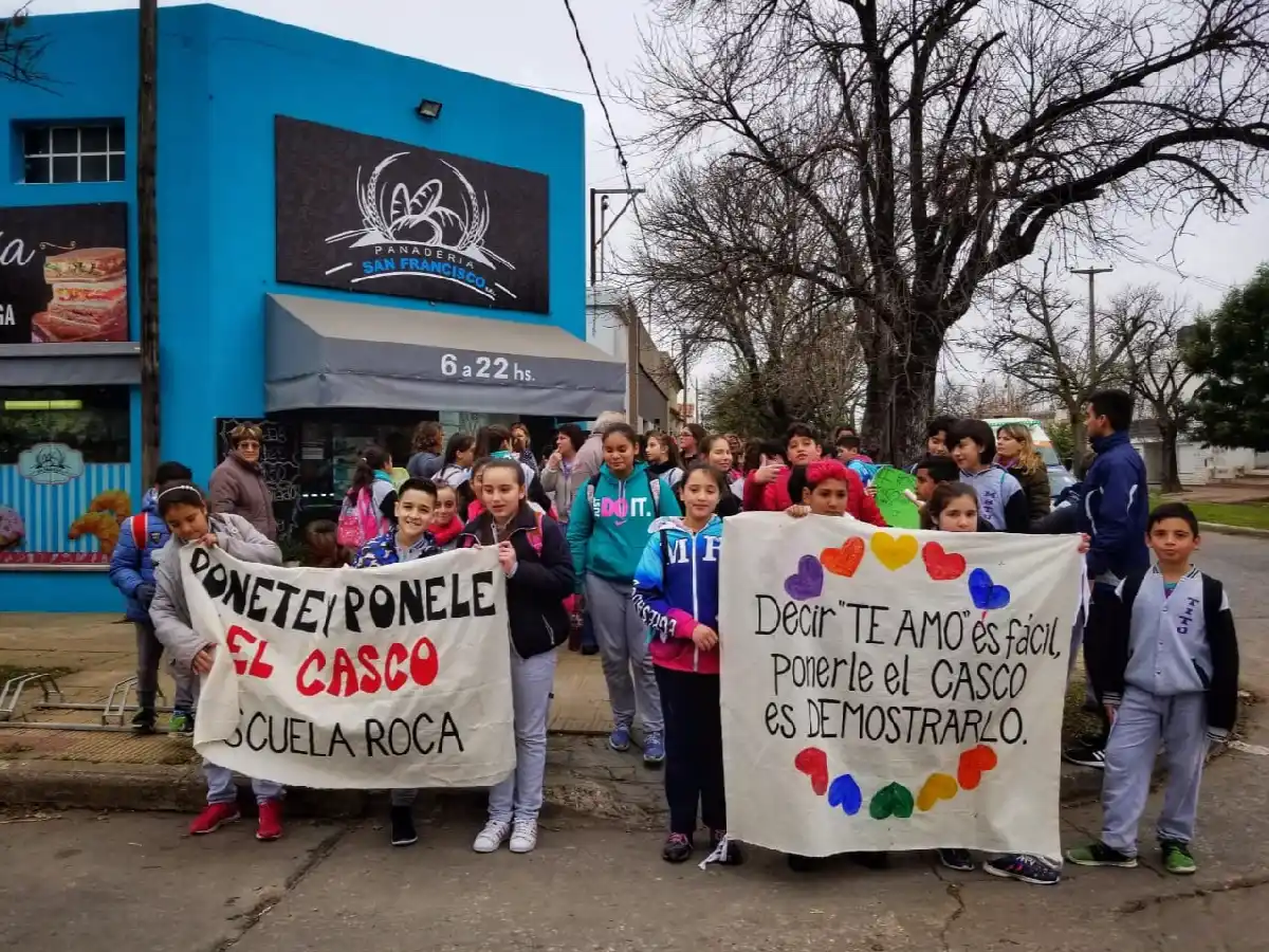 Uso del casco: escuela Roca llevó su campaña a la calle