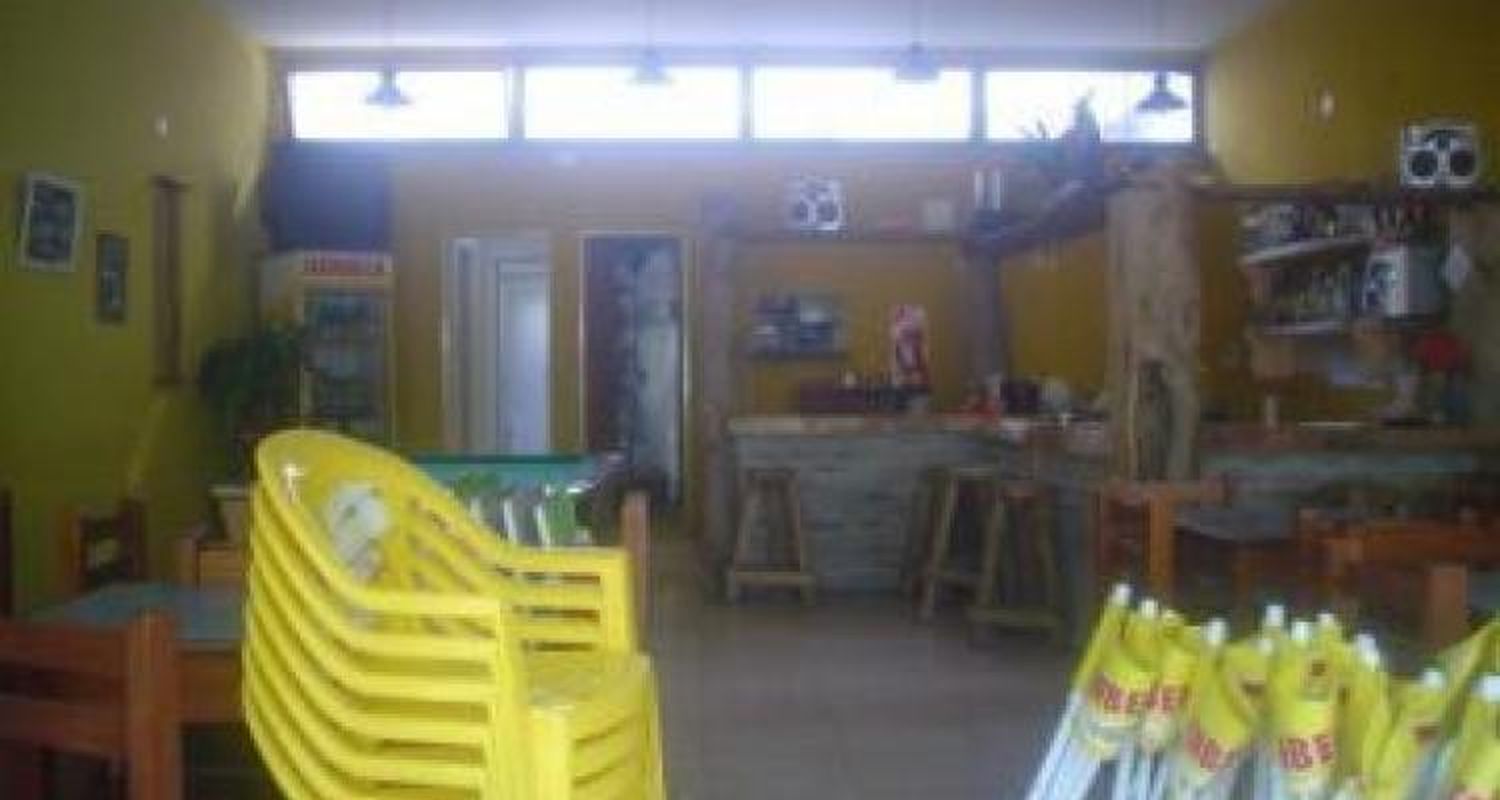 A los botellazos lastimó a una persona