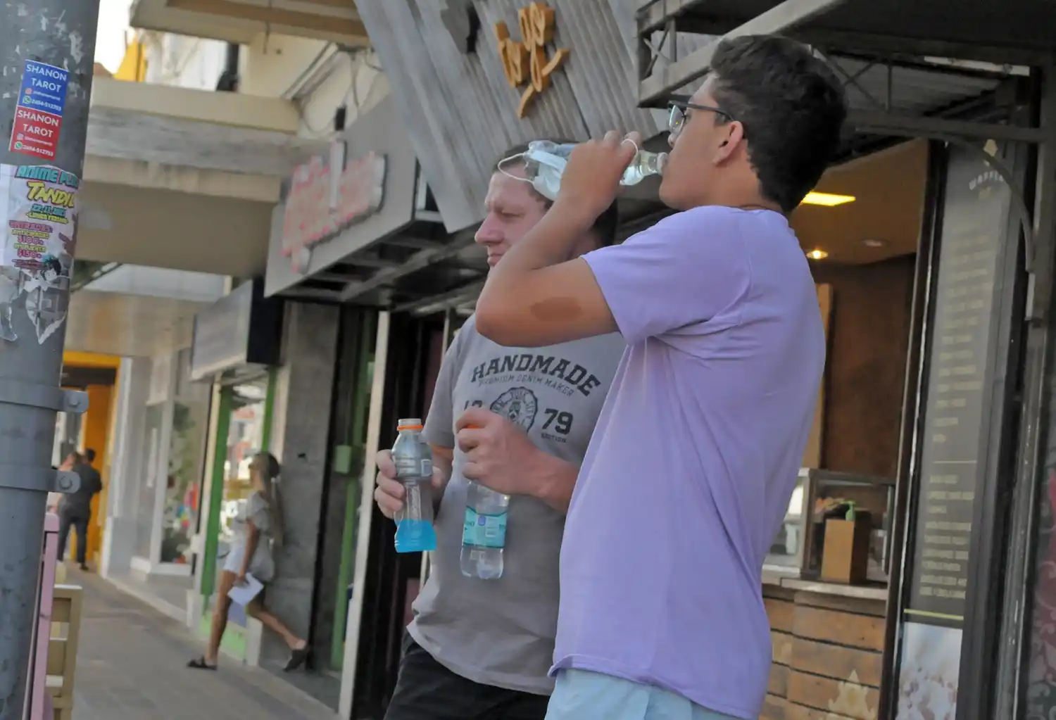 Vecinos hidratándose durante la última ola de calor en la ciudad.