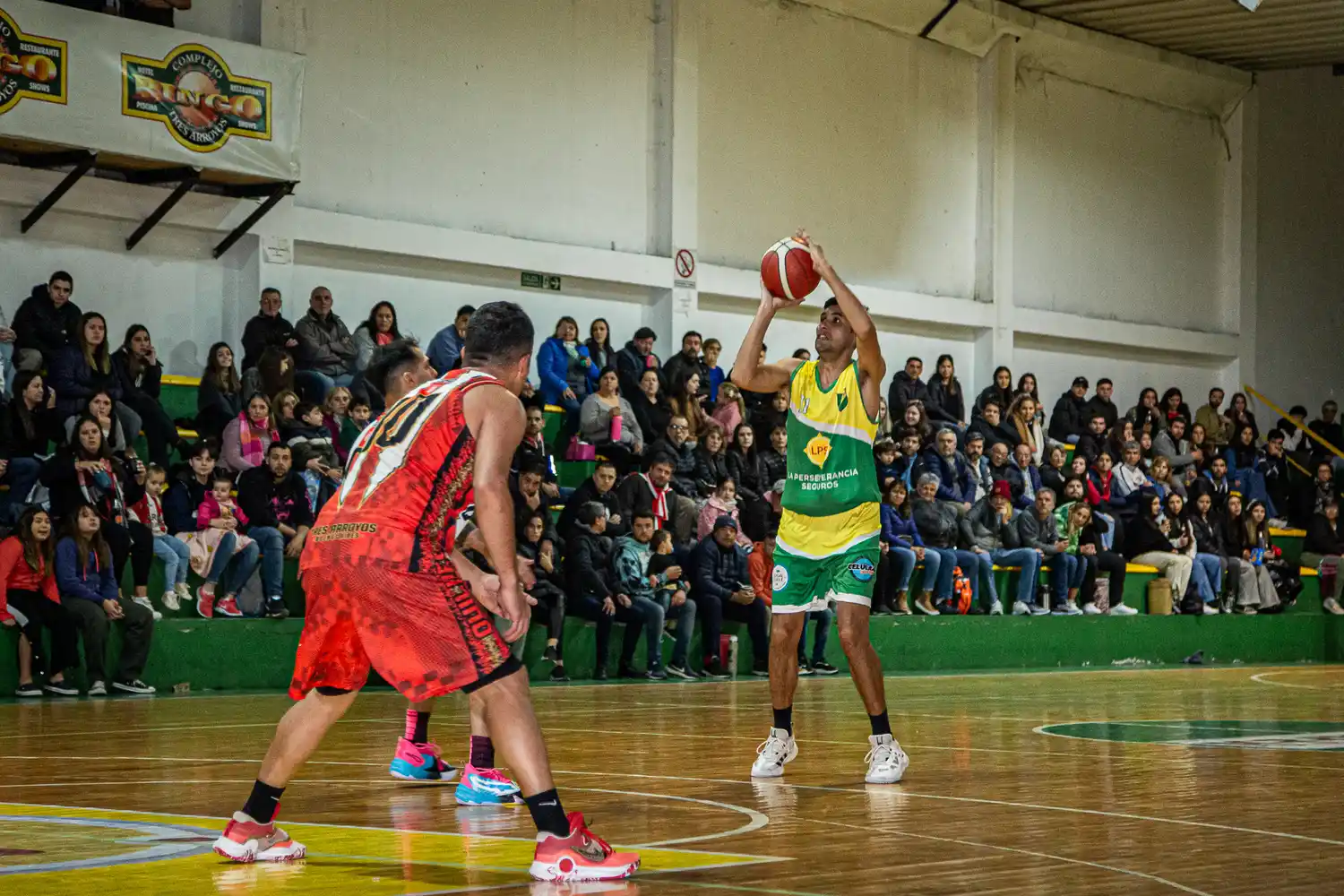 El Oficial de básquet tiene dos líderes