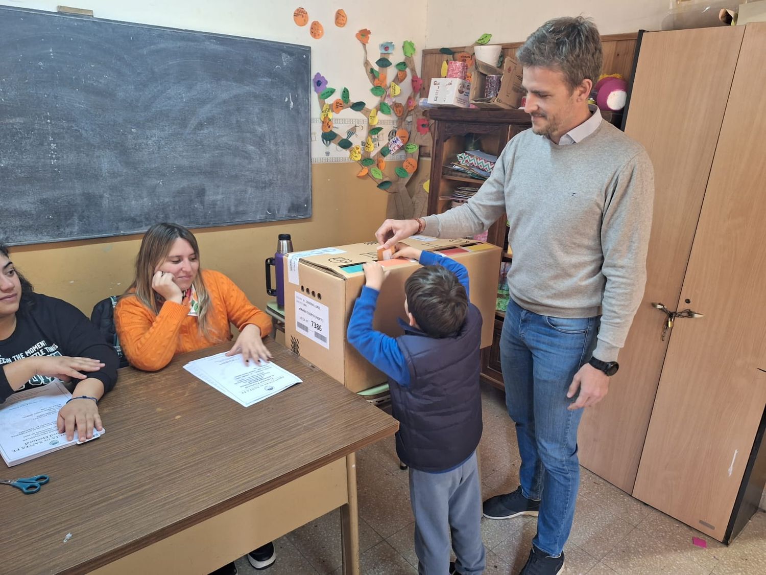 Loe junto a uno de sus hijos emitiendo el voto en el cuarto oscuro.