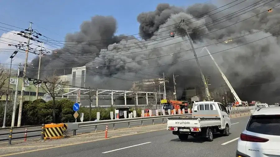 Una columna de humo negro se eleva tras un incendio en una fábrica de piezas de automóvil en Daejeon, Corea del Sur. EFE/EPA/Yonhap