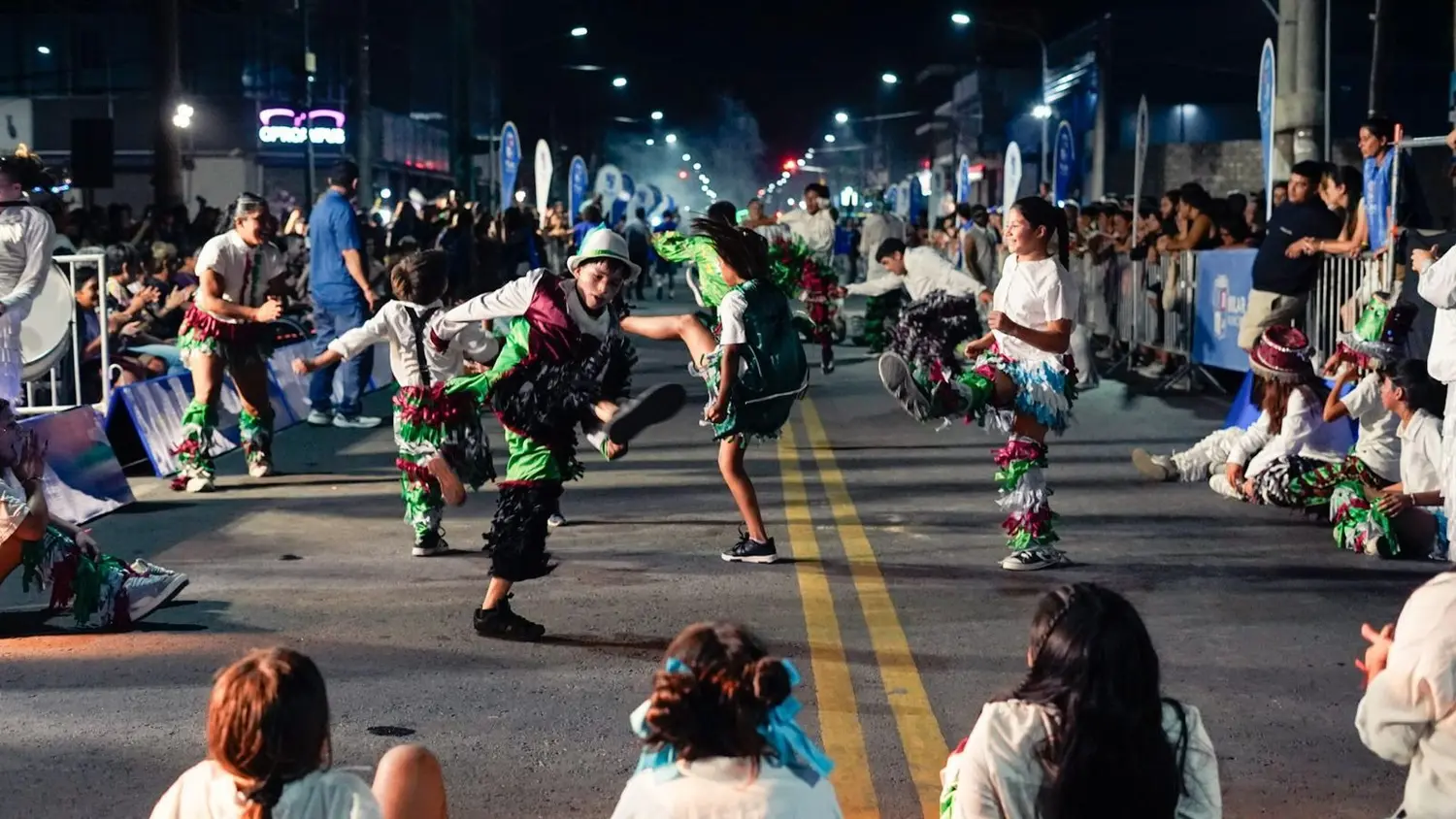 Las murgas locales le imprimen ritmo a la celebración.