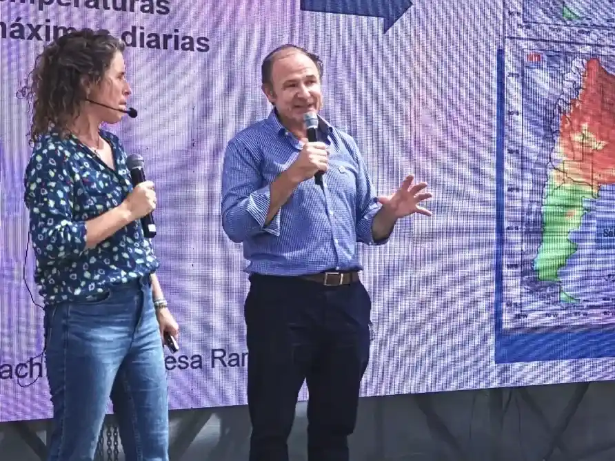 Pablo Mercuri, director del Centro de Investigación de Recursos Naturales (CIRN) y Natalia Gattinoni, meteoróloga del Instituto de Clima y Agua del INTA, presentaron la exposición en Expoagro.