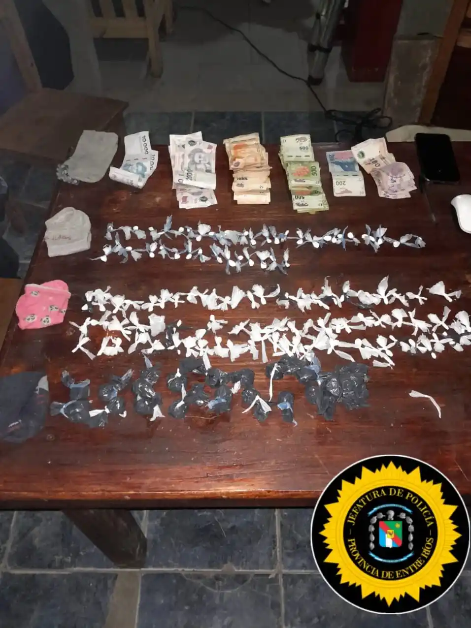 Secuestran estupefacientes, dinero y vehículos en procedimiento policial