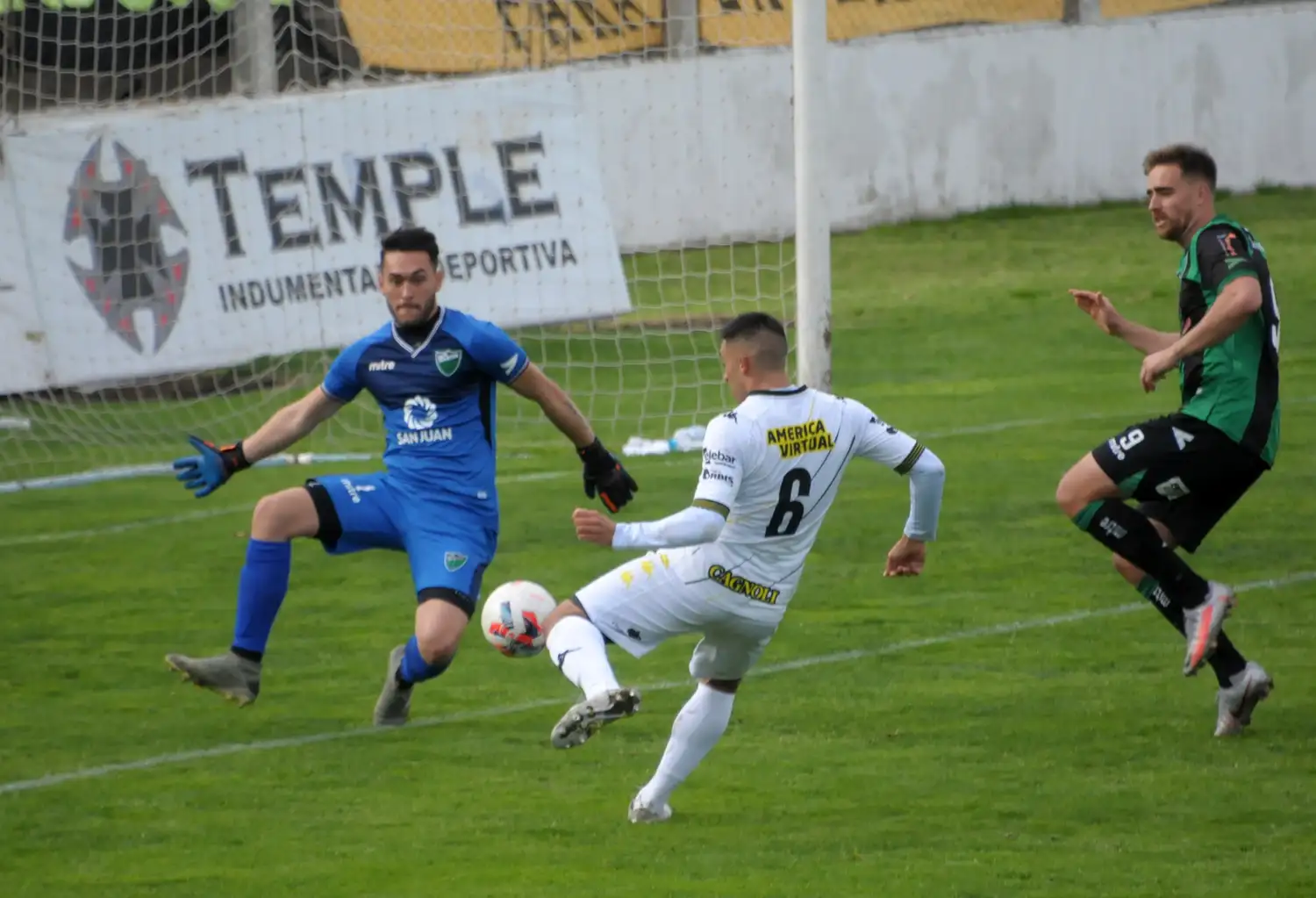 Jara, a punto de conectar en el área rival. El tiro se perdió alto y se diluyó una de las posibilidades de gol de Santamarina.