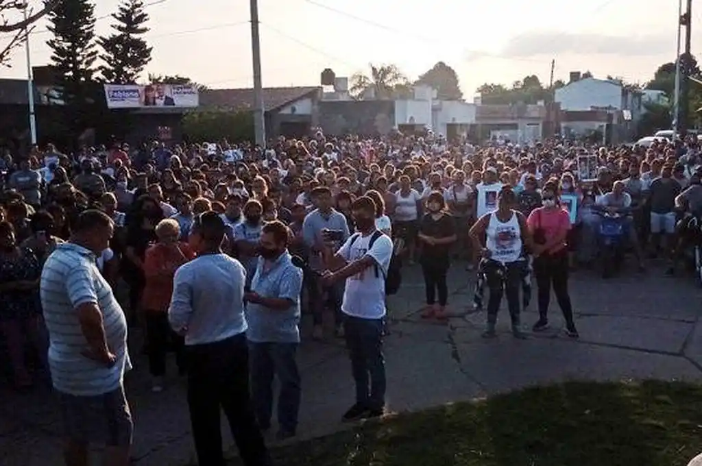 Capitán Bermúdez: vecinos autoconvocados marcharon por el crimen de un joven