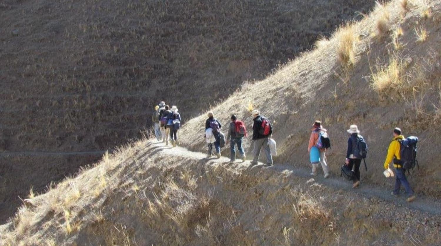 El difícil camino para llegar hasta las escuelas, donde familias enteras esperan su desinteresada ayuda. Foto: Gentileza.