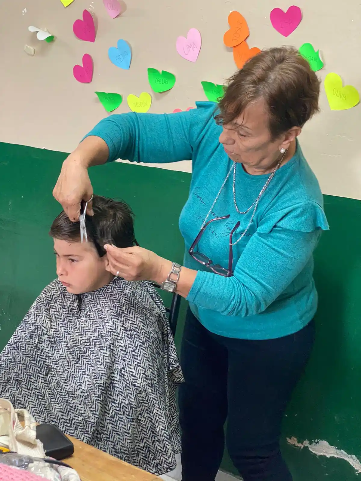 Los peluqueros realizan cortes gratuitos a grandes y chicos.