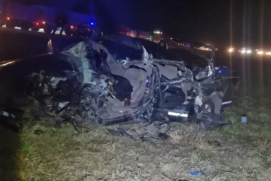 Siniestro vial en RN 34: una camioneta chocó de frente contra un camión