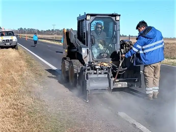 La máquina de Vialidad eliminando una ondulación.