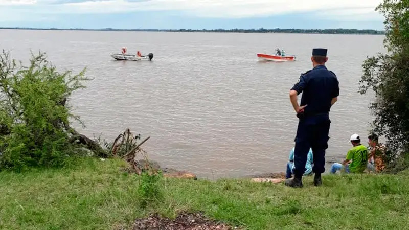 Buscan a un joven que se metió al río Uruguay a buscar una caña y desapareció