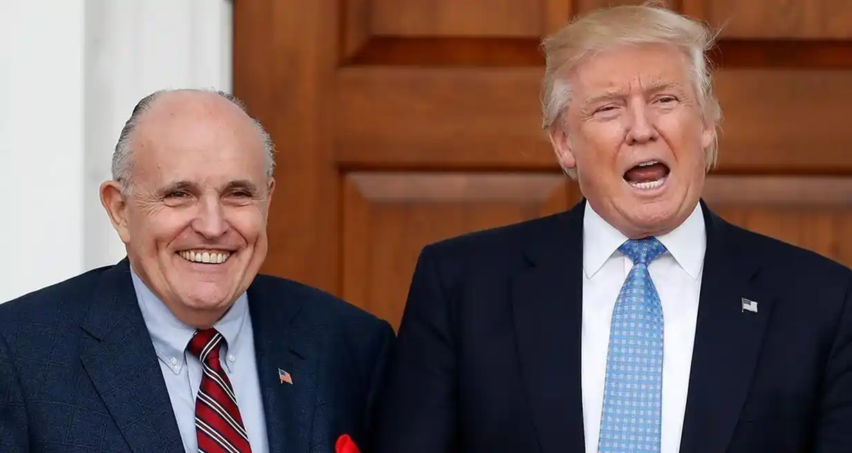 Rudy Giuliani junto a Donald Trump en épocas mejores. El ex alcalde de Nueva York supo sumarse al equipo legal del entonces titular de la Casa Blanca en 2018.