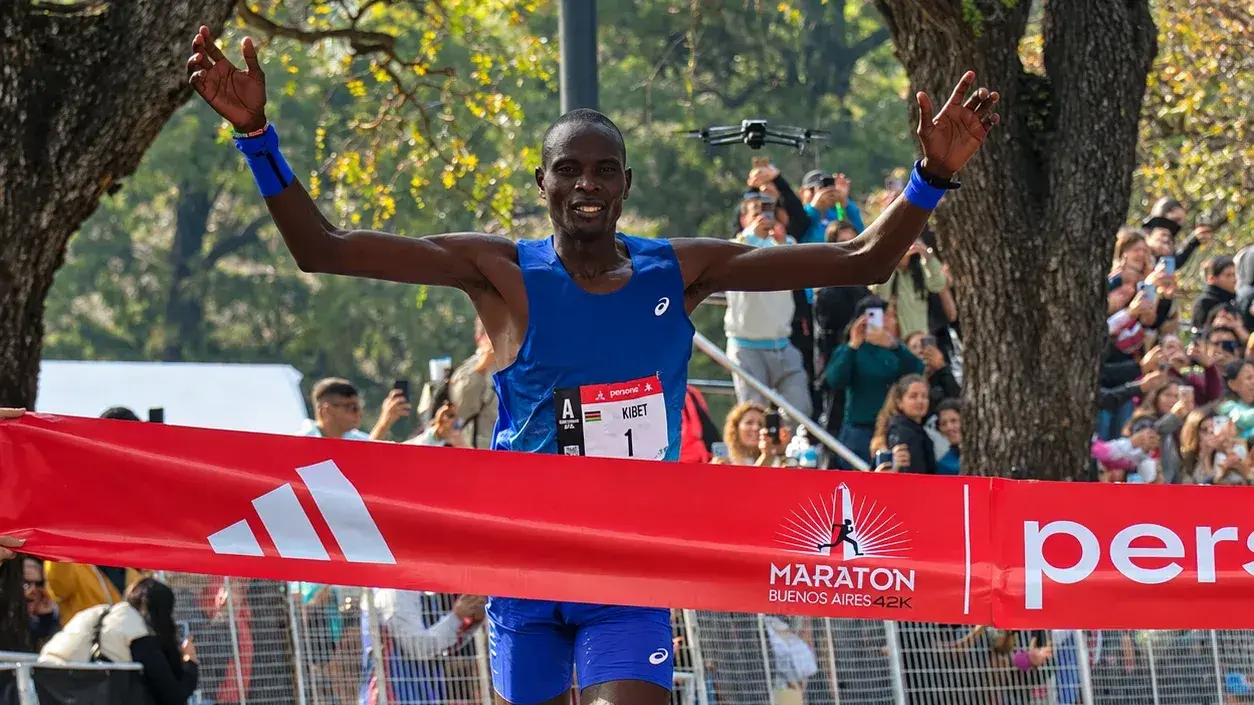 Un keniata se quedó con la Maratón de Buenos Aires y hubo récord en la rama femenina