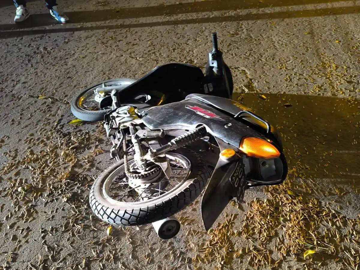 Tres personas en moto chocan contra un auto en barrio Independencia