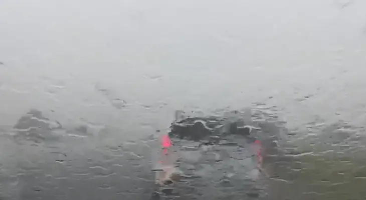 Diluvio en la Ruta 3: En el tramo entre Tandil y Monte, los autos pararon su marcha para evitar accidentes