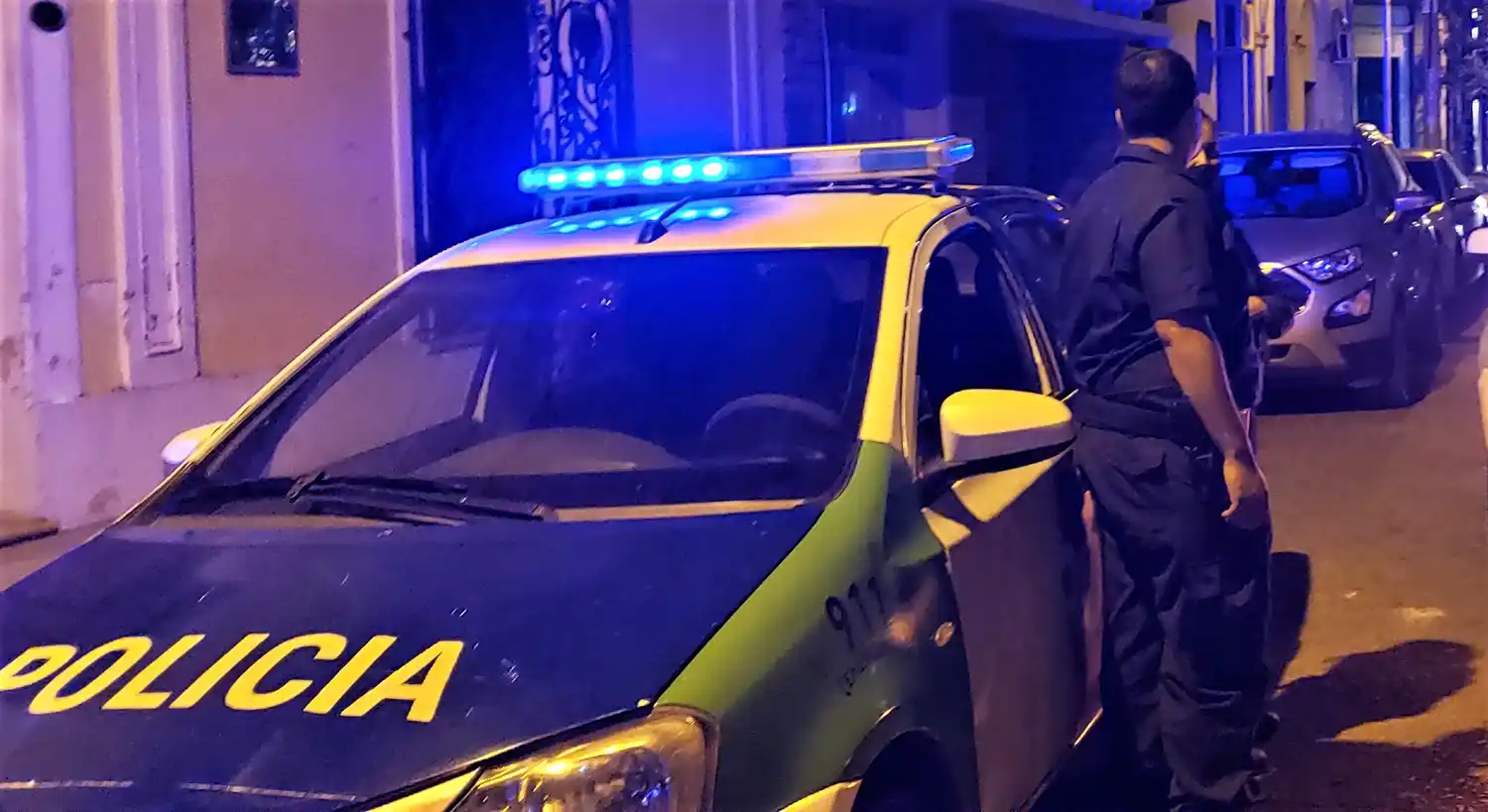 Detuvieron a un adolescente que intentaba robar elementos dentro de un auto