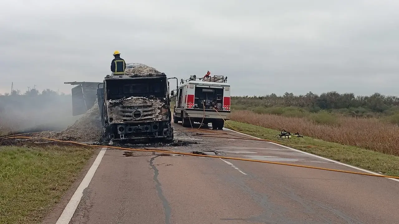 Un camión cargado con semillas de algodón se incendió cerca de Ceres