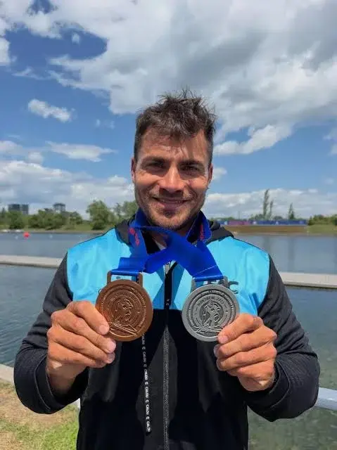 El santafesino Rubén Rézola medalla de oro en el K4 500 metros, con el equipo masculino .