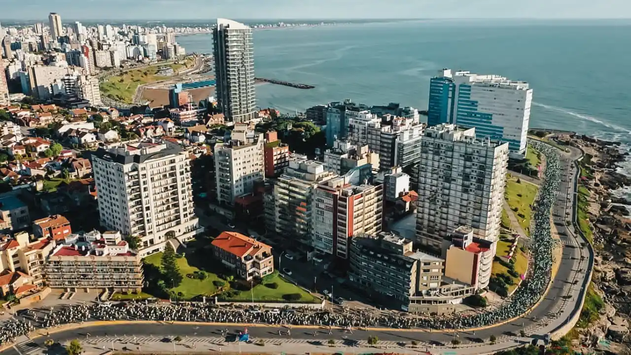 El maratón se desarrollará este domingo, desde las 07:00 y hasta aproximadamente las 13:00, con largada en la zona costera y recorridos por distintos puntos de la ciudad.