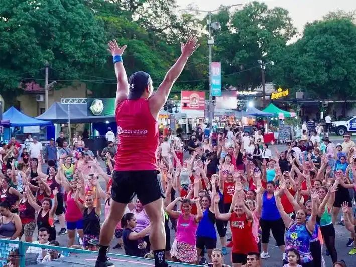 Lázaro Caballero brilló en la multitudinaria 
última noche de la Fiesta del Río, Mate y Tereré