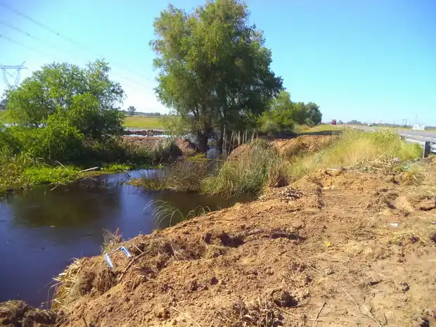 Ibicuycito: tras el destape de las alcantarillas, vuelven a bloquear el paso del agua