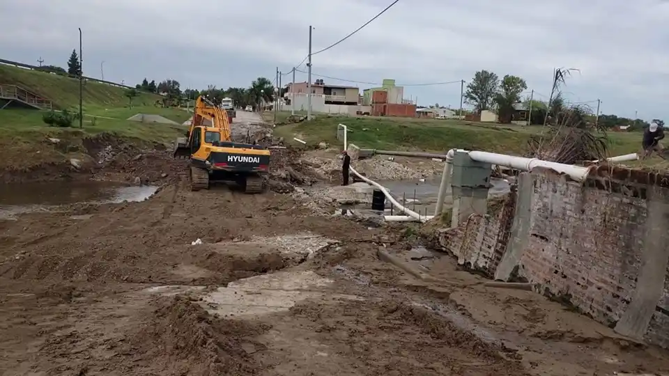La última crecida del arroyo Crespo afectó la calzada que contiene el cauce