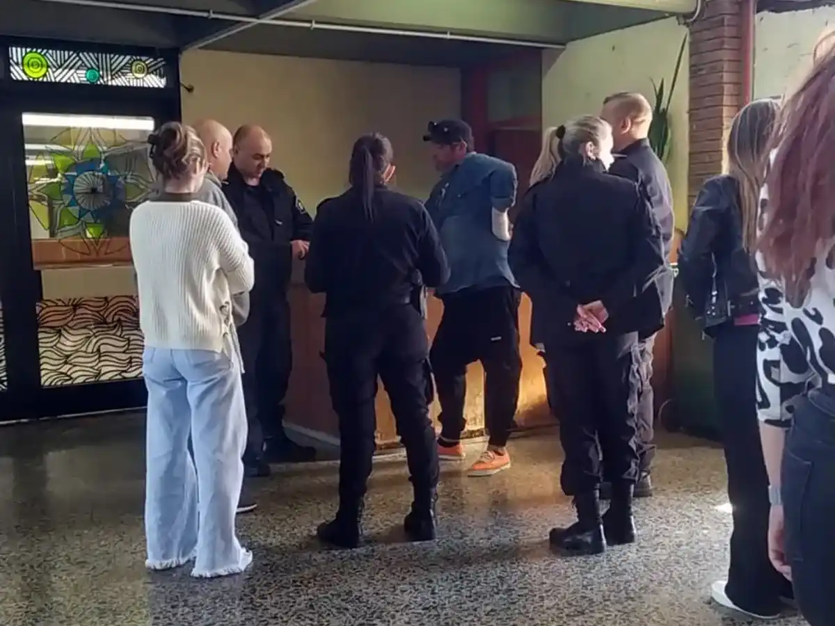 Las autoridades de mesa alertaron a los policías que custodian la escuela, quienes demoraron al votante luego de que lograra depositar la boleta en la urna. Foto: gentileza