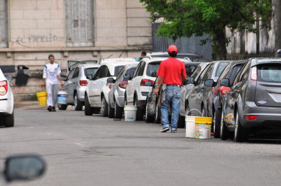 La polémica por los "trapitos" llega a la Legislatura: el bloque de LLA propone prohibir a cuidacoches y limpiavidrios