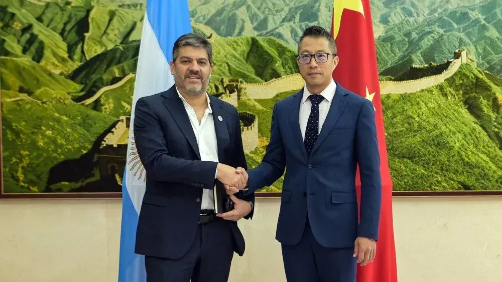 Carlos Bianco con el ministro consejero de la Embajada de la República Popular China en Argentina, Wang Xiaoxu.