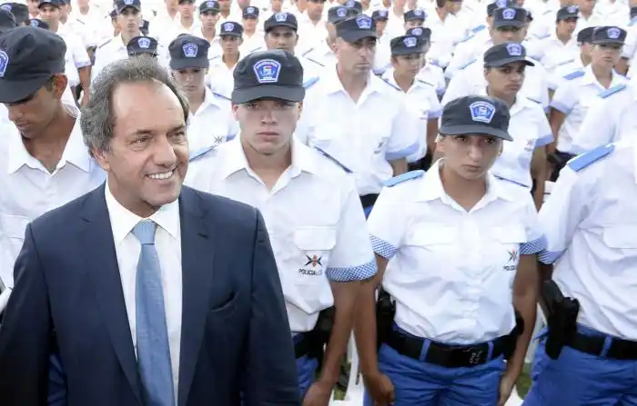 Scioli recorrió la Escuela de Policía local en José C. Paz