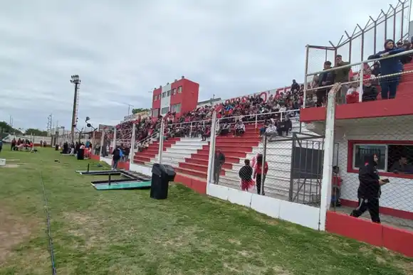 Dos rafaelinos intentaron colarse en la tribuna de Argentino de Rosario pero tenían la entrada prohibida.
