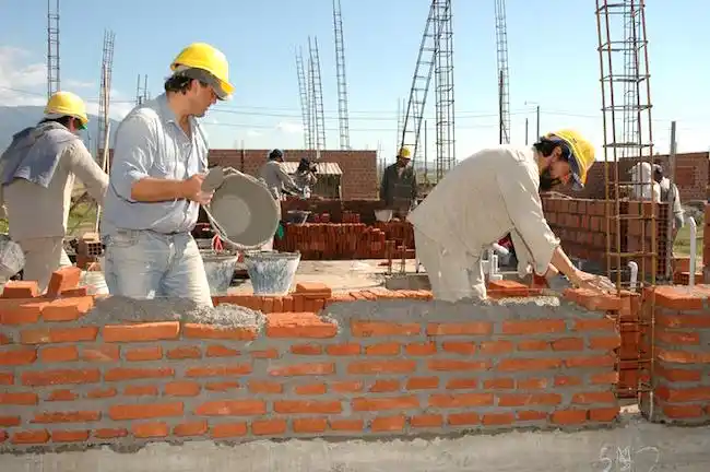 La actividad industrial creció en junio, pero cayó la construcción con respecto a mayo