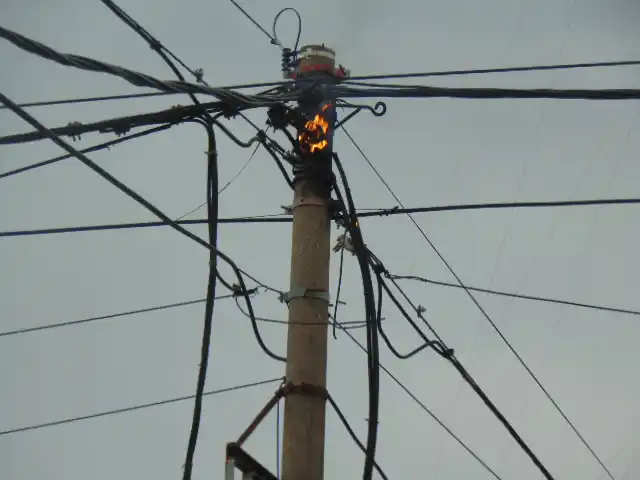 Incendio en el tendido de energía eléctrica provocó temor entre vecinos  